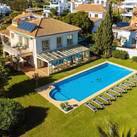 Vacation I Bosquecito, Giant Private Heated Pool, Walk To The Beach, 6 Bdr, Spacious Villa, Bbq, Ample Garden, Alarm System Marbella