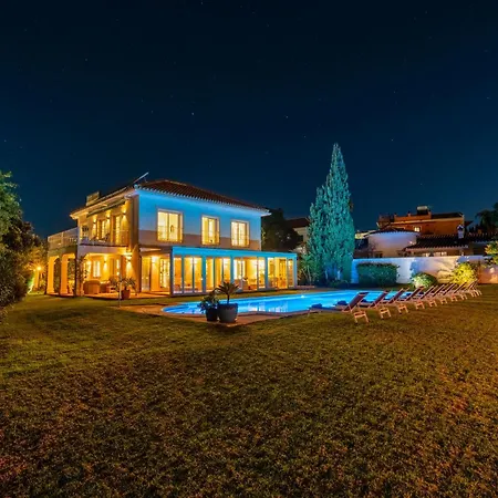 Villa Vacation I Bosquecito, Giant Private Heated Pool, Walk To The Beach, 6 Bdr, Spacious Villa, Bbq, Ample Garden, Alarm System