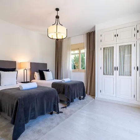 Vacation I Bosquecito, Giant Private Heated Pool, Walk To The Beach, 6 Bdr, Spacious Villa, Bbq, Ample Garden, Alarm System Villa *