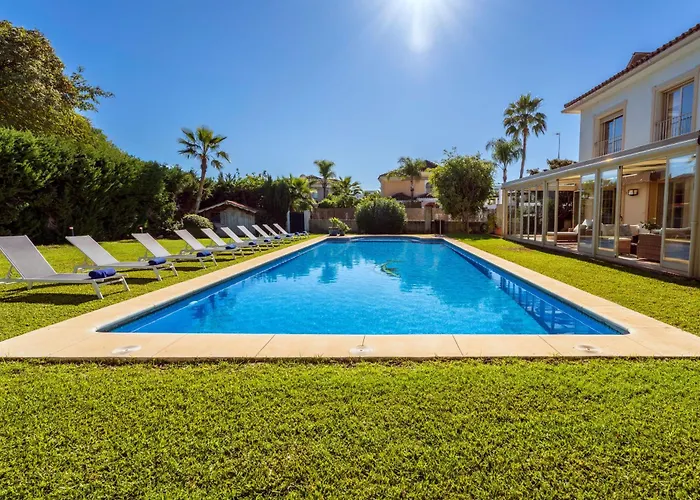 Vacation I Bosquecito, Giant Private Heated Pool, Walk To The Beach, 6 Bdr, Spacious Villa, Bbq, Ample Garden, Alarm System
