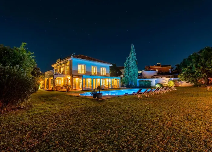 Villa Vacation I Bosquecito, Giant Private Heated Pool, Walk To The Beach, 6 Bdr, Spacious Villa, Bbq, Ample Garden, Alarm System