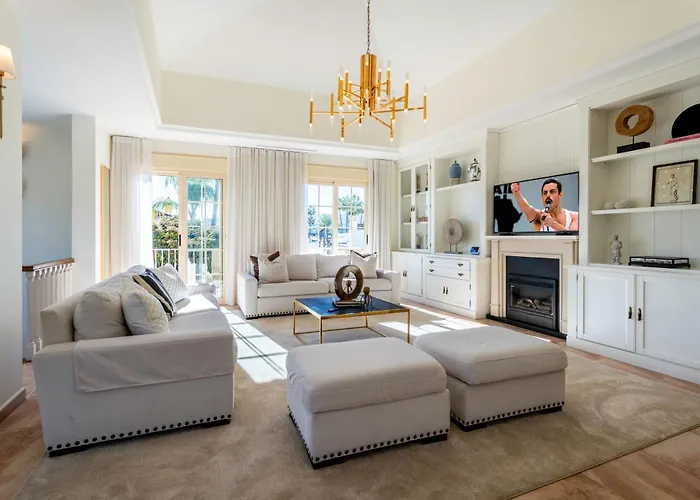 Vacation I Bosquecito, Giant Private Heated Pool, Walk To The Beach, 6 Bdr, Spacious Villa, Bbq, Ample Garden, Alarm System Marbella