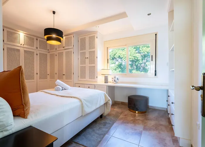 Villa Vacation I Bosquecito, Giant Private Heated Pool, Walk To The Beach, 6 Bdr, Spacious Villa, Bbq, Ample Garden, Alarm System *