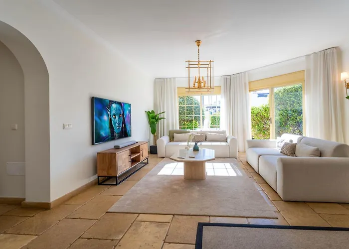 Vacation I Bosquecito, Giant Private Heated Pool, Walk To The Beach, 6 Bdr, Spacious Villa, Bbq, Ample Garden, Alarm System