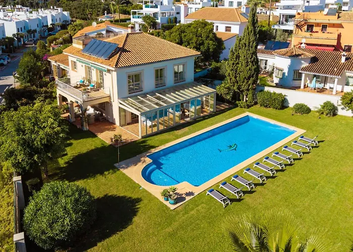 Vacation I Bosquecito, Giant Private Heated Pool, Walk To The Beach, 6 Bdr, Spacious Villa, Bbq, Ample Garden, Alarm System Marbella