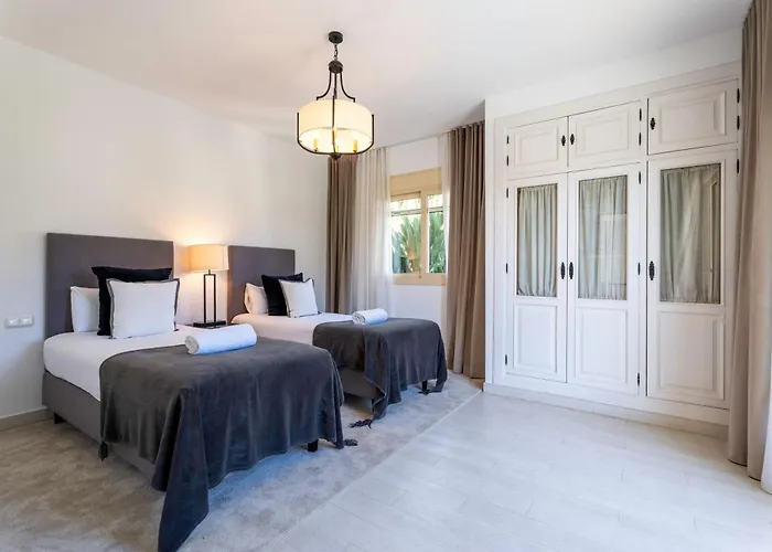 Vacation I Bosquecito, Giant Private Heated Pool, Walk To The Beach, 6 Bdr, Spacious Villa, Bbq, Ample Garden, Alarm System Villa *