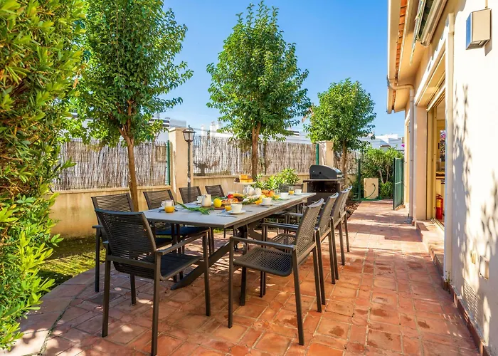 Vacation I Bosquecito, Giant Private Heated Pool, Walk To The Beach, 6 Bdr, Spacious Villa, Bbq, Ample Garden, Alarm System