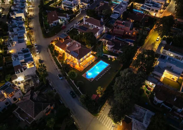 Vacation I Bosquecito, Giant Private Heated Pool, Walk To The Beach, 6 Bdr, Spacious Villa, Bbq, Ample Garden, Alarm System * Marbella